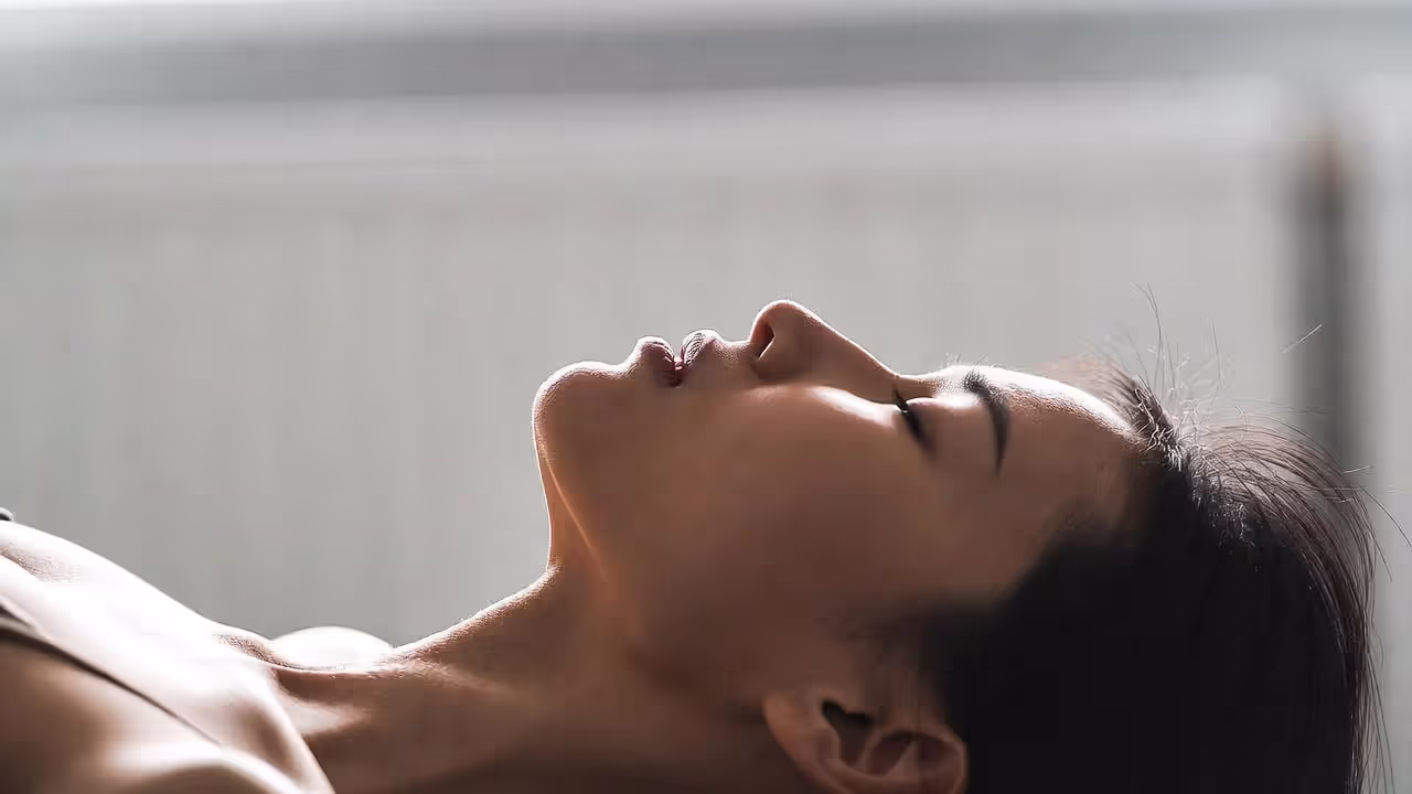 Breath awareness with inhale–exhale rhythm and a 5-minute timer