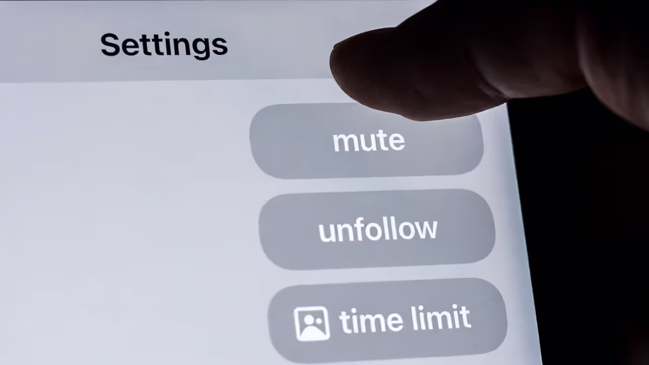 Muting and unfollowing to reduce comparison triggers on social media